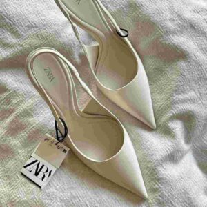 Slingback shoes with a patent effect